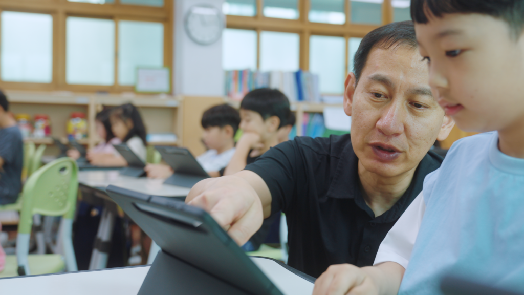Hyunsik Cho is guiding students at Jugam Elementary School in Busan using tablet PCs