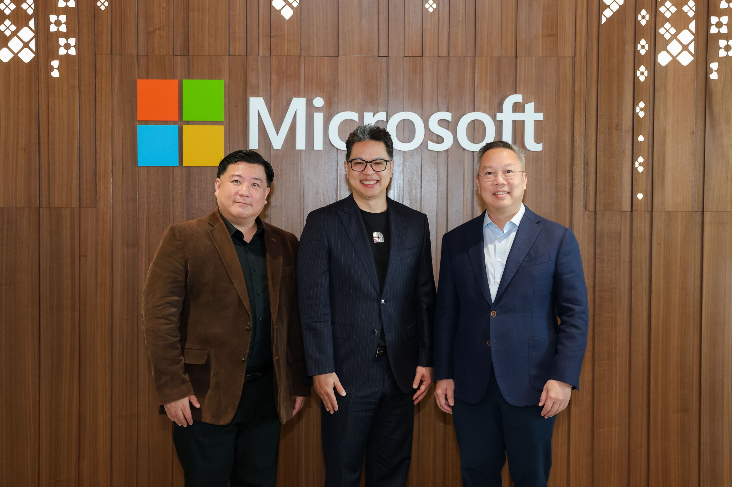 De izquierda a derecha: Dr. Tiravat Assavapokee de KBank, Dhanawat Suthumpun de Microsoft y Akkarin Phureesitr de Central Pattana, posando frente al logotipo de Microsoft